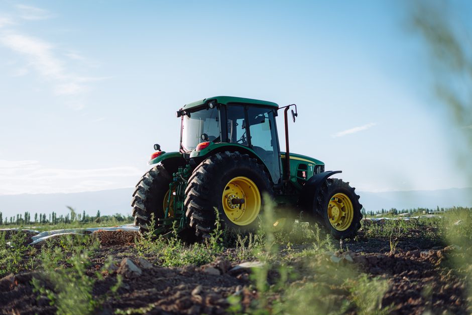 Anvelope agricole de 16: potrivite pentru tractoare medii și muncă eficientă, în 2026