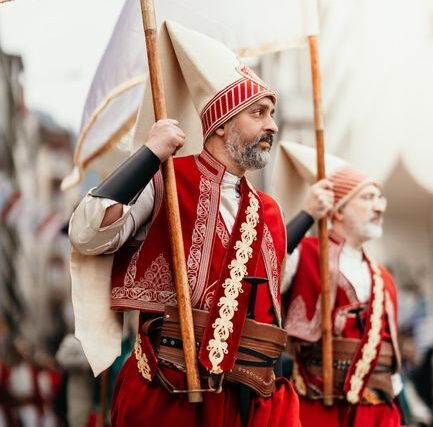 Junii Brașovului: povestea unei tradiții unice de Paște și Florii — Brasov Visitor