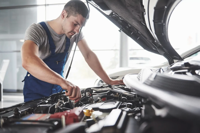 Echipamente si scule profesionale pentru un service auto modern — Brasov Visitor