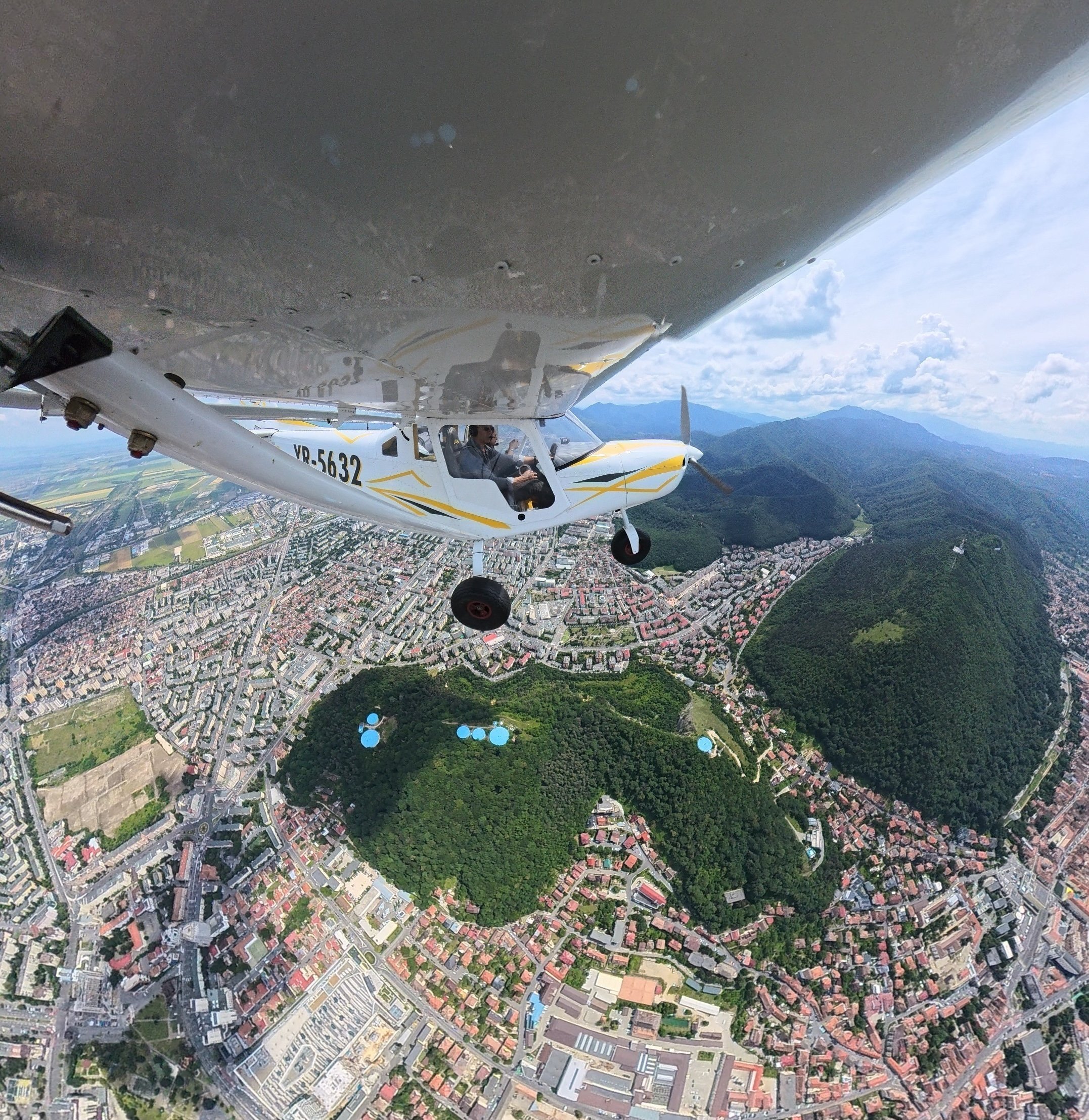 Zbor de agrement deasupra Brașovului: o experiență între peisaj și aventură — Brasov Visitor