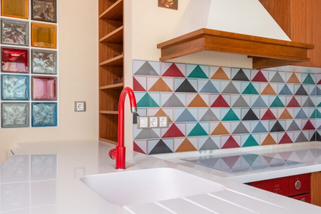 Apartament de vacanță luminos, cu bucătărie mică deschisă spre living și o masă pregătită pentru mic-dejun